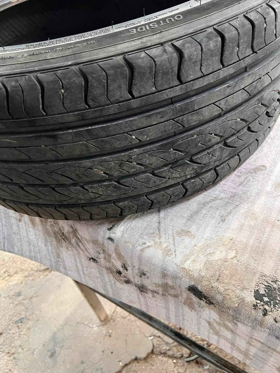 سلام عليكم للبيع القياس واضح بغداد الحرية دور نواب الظباط موبايل *********** سعر ١٠٠  تاير كلش نضيف
