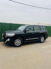 للبيع لاندكروز 2016بريم اصل  فول مواصفات  3 قطع تبريد شاشه DVD رقم بغد...