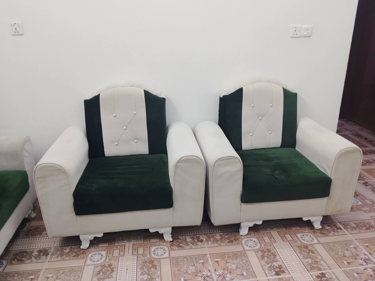 السلام عليكم للبيع تخم كامل ويا كراسي 2يعتبر تخم ونص نظيف كلش
السعر . 250 
العنوان. الرمادي حي التأميم
هاتف. ***********
