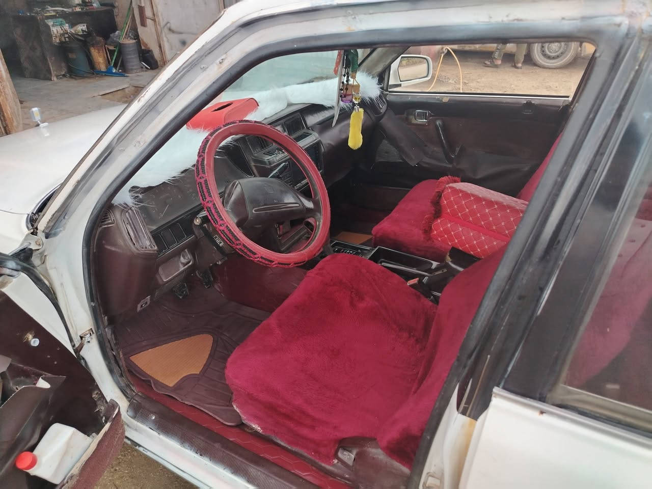 السلام عليكم سياره سيدان للبيع موديل 89 محرك بطه اثنين ونص رقم انكليزي  مداور ثاني يوم سياره مصفره مكان السماوه والوركاء سعر السياره 55 وبيها مجال رقم الموبايل ***********
