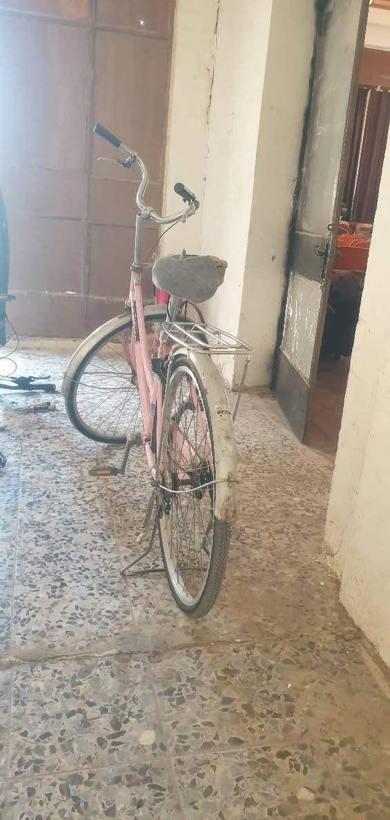 عليكم بايسكل بناتي حجم 26 كلشي بي كامل بس يرادله كشن واير وسيم خلفي والباقي كله يشتغل نضيف  امختم مديل 2012 المكان اليرموك اربع شوارع بغداد الرقم *********** متوفر واتساب بس ماعدي اتصال بس واتساب السعر 70 الف وبي مجال
