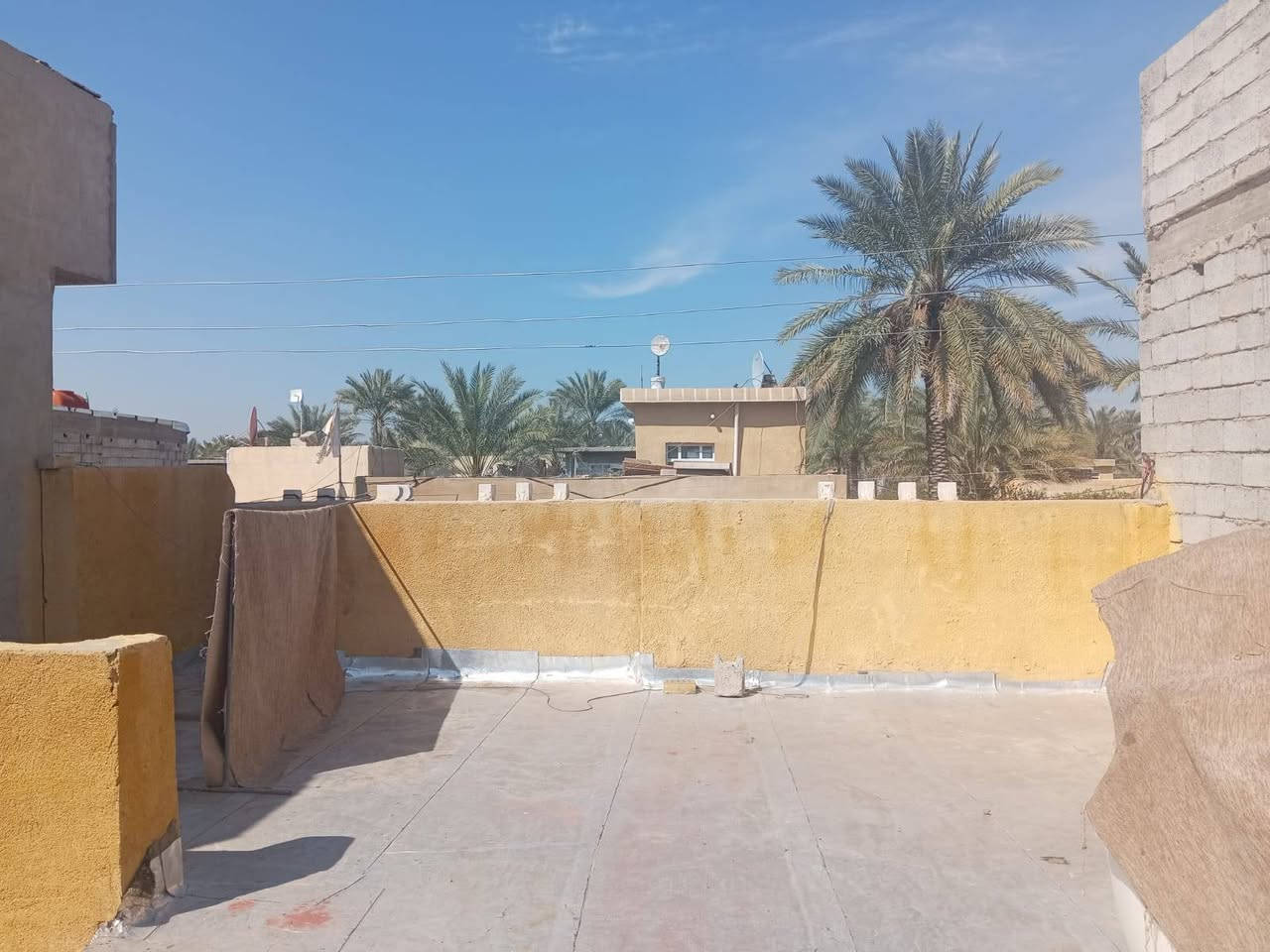 سلام عليكم بيت مساحه 100متر البيت يحتوي عل غرفتين نوم وستقبال ومطبخ حولي العنوان بغداد الراشديه الساده البحيات المراجعه عل التصال بل رقم ***********
