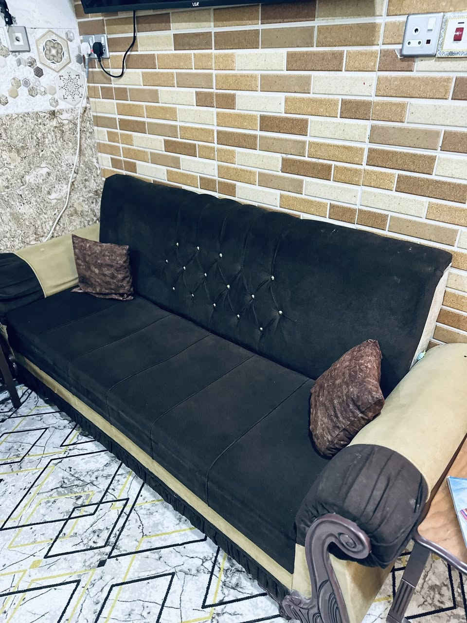 تخم ونص قنفات للبيع كلش نضيف المكان حي الاطارات 
السعر 250 
***********
