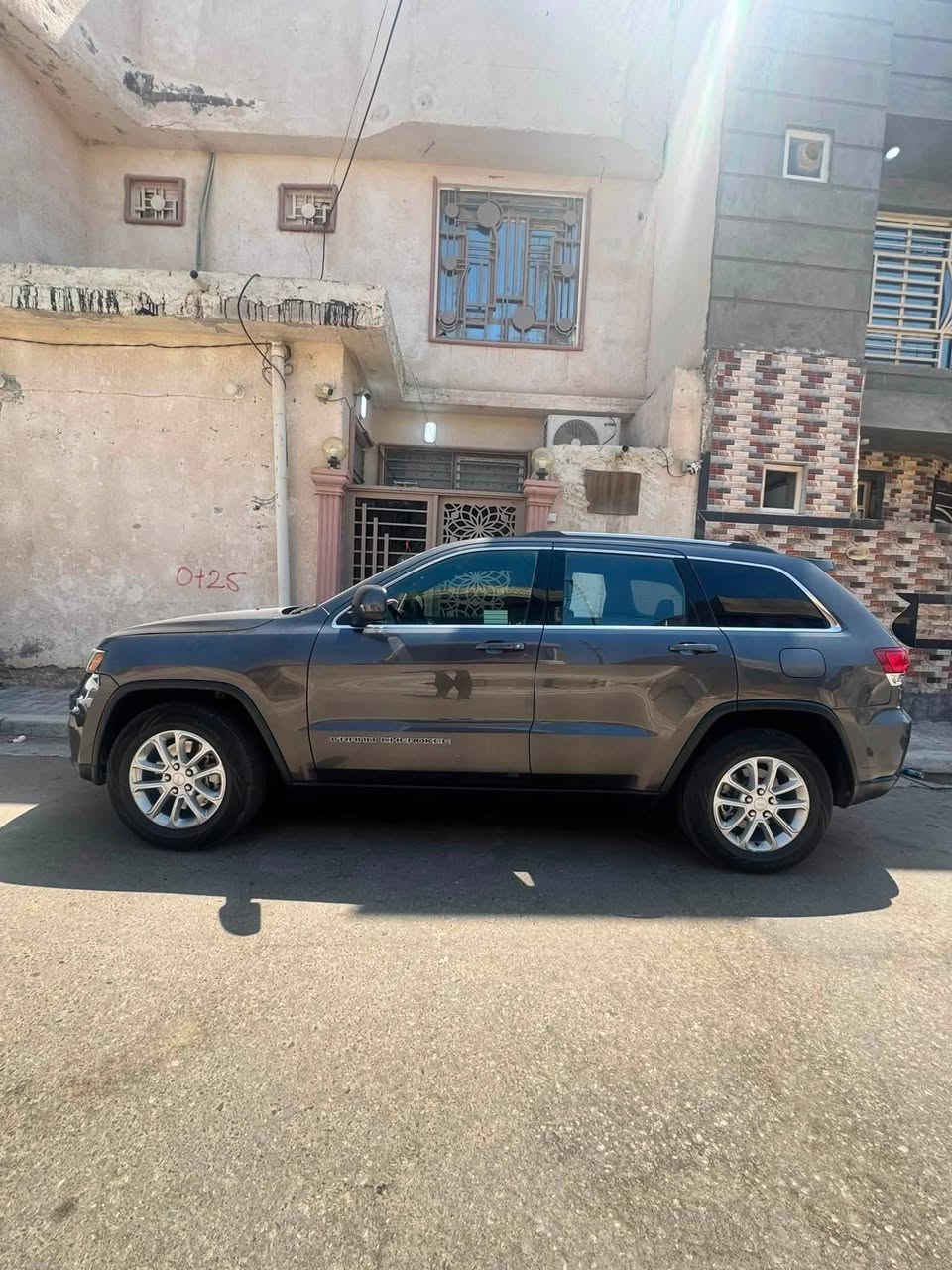 سلام عليكم جيب ٢١ لاريدو موصفات عاديه حادثهه ٣ قطع بنيد وجاملغين  وبيهه طخت شاصي ٣ اصابع قليل كلش ميأثر ومنزل تصوير ضربت الشاصي بل منشور وبل عراق صبغ باب اثر شخوط السياره كامله ما عايزه شي ماشيه ٦٥ الف مايل كير كمينه كفول وما مصلح اي شي بيهن وسياره نضيفه السعر ١٨٥وبيهه مجال بعد المعاينه والاتفاق انشالله ***********
