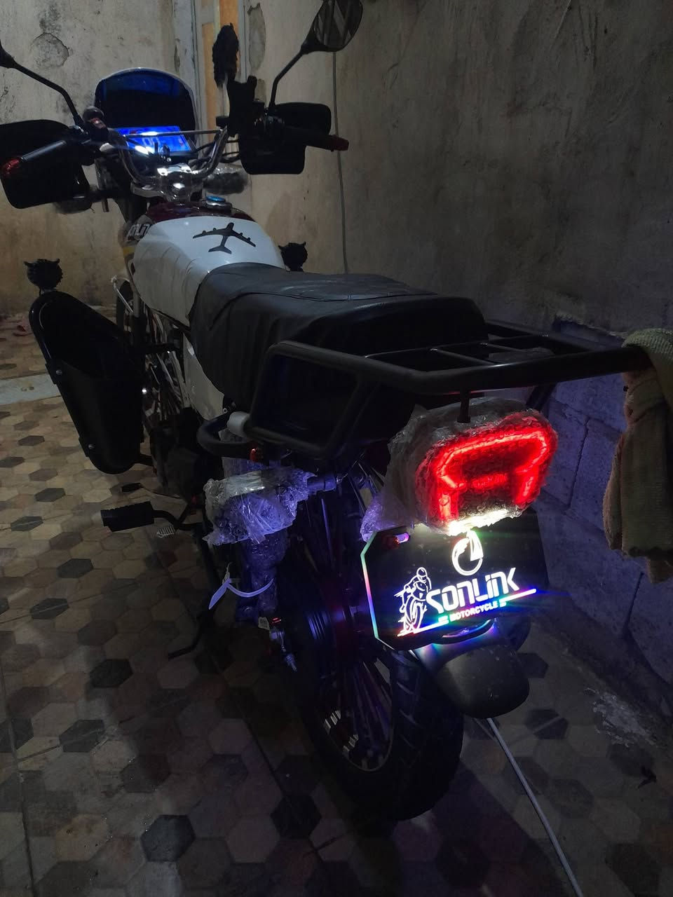 ايراني موديل 25 صرلي ٣ أشهر من شديته  محرك ٢٠٠ نهيته مليون قفل
***********
