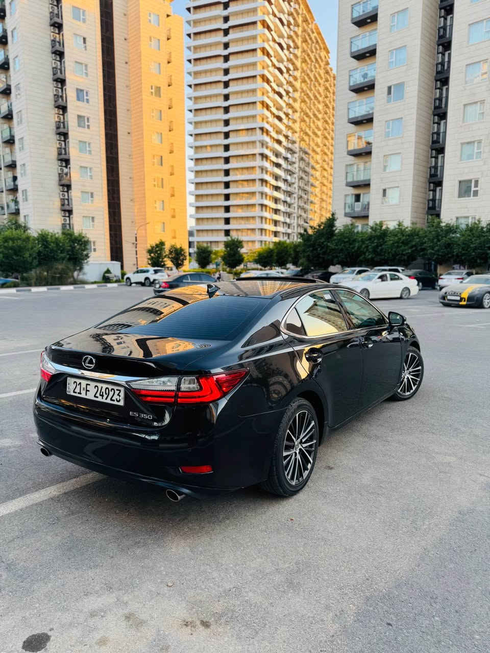Lexus ES350 2016 
فول مواسەفات 
سڵاید،بەسمە
حاسە پێش و دوا 
کامێرە 
کوشن جلد خەزن 
سەیارەکە زۆر جوان و تازە ماوەتەوەو بە هەیکەلە 
١ پارچەی بۆیاخە بێ ناوگرتن 
گێڕ و مەکینە بەشەرت نەکراوەتەوەو نە گۆڕاوە 
١١٠ هەزار ڕۆشتوە 
نرخ:١٧٨
*********** السليمانية, العراق
