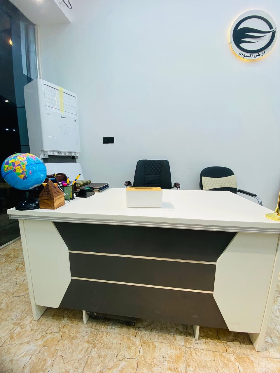 متاح ميز مكتب مستعمل+كرسي  شي قليل مكاني بعقوبة ***********
