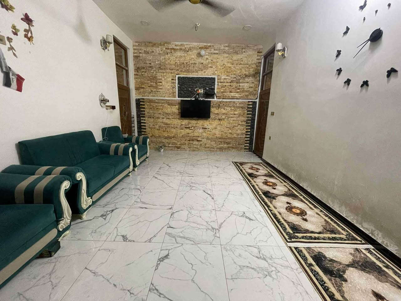 السلام عليكم 
بيت للبيع في حي الأنوار خلف التكيه بناء جديد 
مساحة البيت ٣٠٠ متر 
تفاصيل البيت 
٢ غرفة نوم مساحة الغرفه الوحده 4×5
صالة مساحة 3×8
هول مساحة 4×6
إستقبال مساحة 4×6
مجمع صحي  داخلي 
صحيات خارجية 
مطبخ مساحة4×6
درج دوار 
كلدور
البيت زراعي ومن ضمن الأراضي المشمولة بالتطويب وفيه معامله في البلدية للاستفسار الاتصال على الرقم ***********
