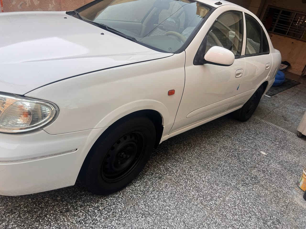 نيسان سني ٢٠٠٩ ياباني قبق ابيض السياره جديده كلش ترايها يخبل بدون اي نقص بيها طخه كلش بسيطه بدايت القفل مال بنيد مكفوله من اي داخل كفاله عامه بدلت البنيد وصار بيها صبغ عله كد الي مصورهن موجودات عندك غير هذا كله مكفول صدر تبريد كير محرك مامفتوح بيها برغي والسياره بسمي رايدها ٩٠ وبيها مجال كلش قليل هزه جديده ورقم نكليزي مكانها حي تونس ***********
