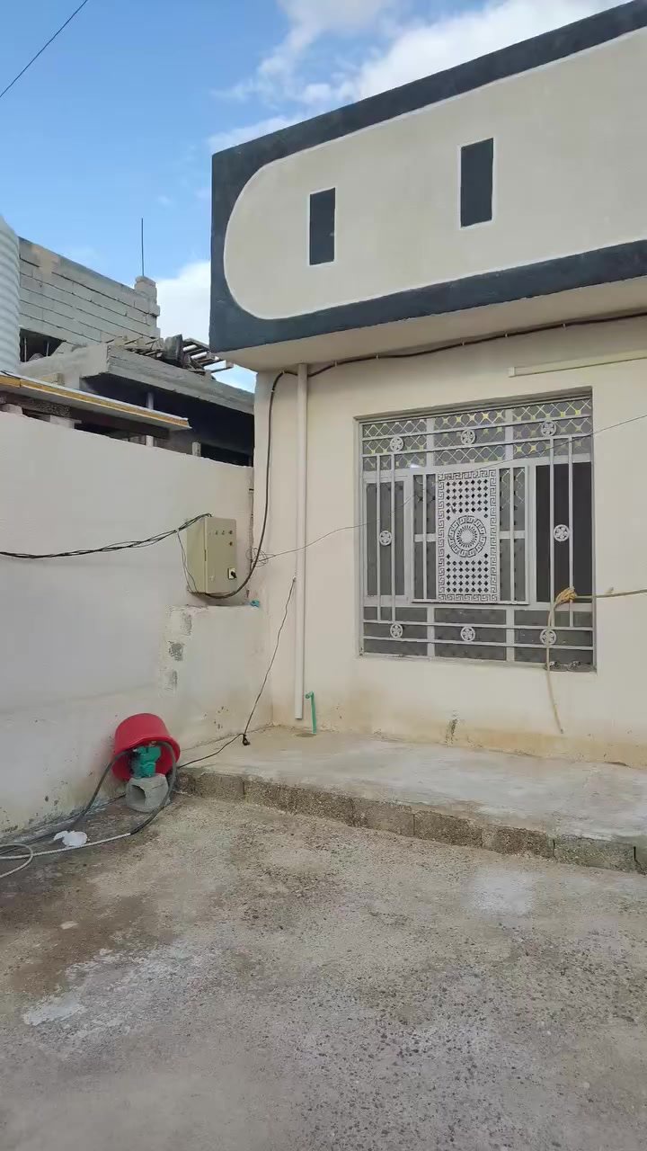 السلام عليكم.دار للبيع 200م
موقع البيت ال5000 خلف مطعم الديوان نهايه الخط الثاني 

البيت بناء2024 جديد صب مسلح والصطح مزفت جاهز للسكن بي غرفتين وصاله ومطبخ وصحيات داخليه وخارجيه وحوش جبير البيت عالي عن الشارع المنطقه مبلطة قريب على الشارع العام 

الشراي يتصل وبي خير ويدلل اني صاحب البيت يعني مو دلال .الشراي يتصل وبي خير ويدلل 

السعر 37 وبي مجال بسيط واني خادم

***********.متواجد وتساب
