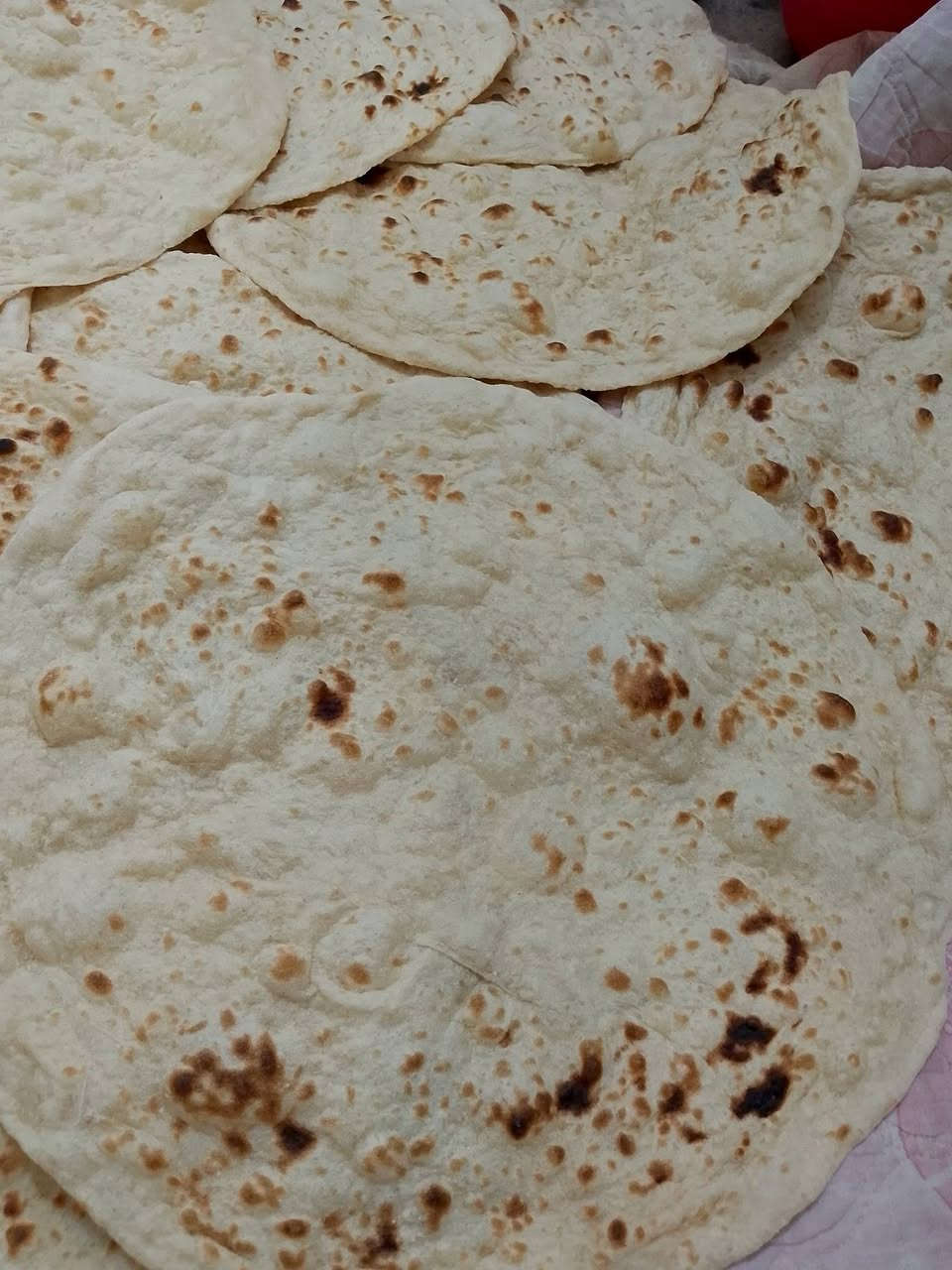 السلام عليكم اخبز خبز بيت عل كهرباء 
الطحين من يمي خمس كرص بلف 
الطحين من يمكم عشرة بلف 
خبز صاج اربعه  بلف الطحين من يمكم سته بلف 
خبز غاز اربعه بلف الطحين من يمكم سته بلف 
خبز شعير خمس كرص بلف 
يوجد أيضا خبز بلسمسم والحبة السوده 
يوجد توصيل لجميع الاحياء الموصل الاستفسار عل رقم ***********

