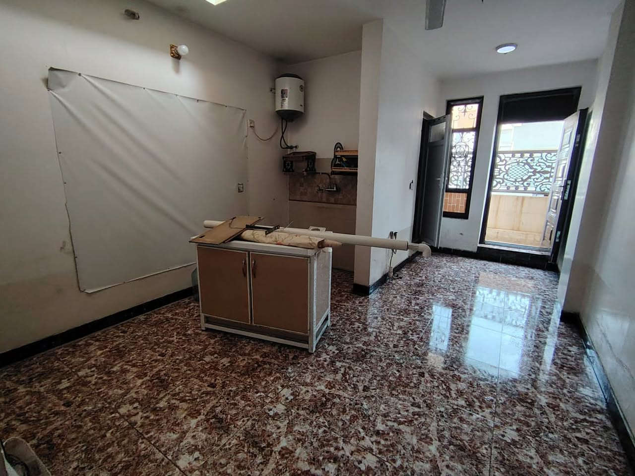 شقة للايجار في منطقة اليرموك 4 شوارع مقابل معهد الكندي

تحتوي على غرفة نوم و صالة من ضمنها المطبخ و حمامات 

***********

*********** واتساب
