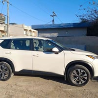 نيسان روج ٢٠٢٣ sv ابيض بدون صبغ وبدون ايرباك داخل رصاصى بس دعامية امام...