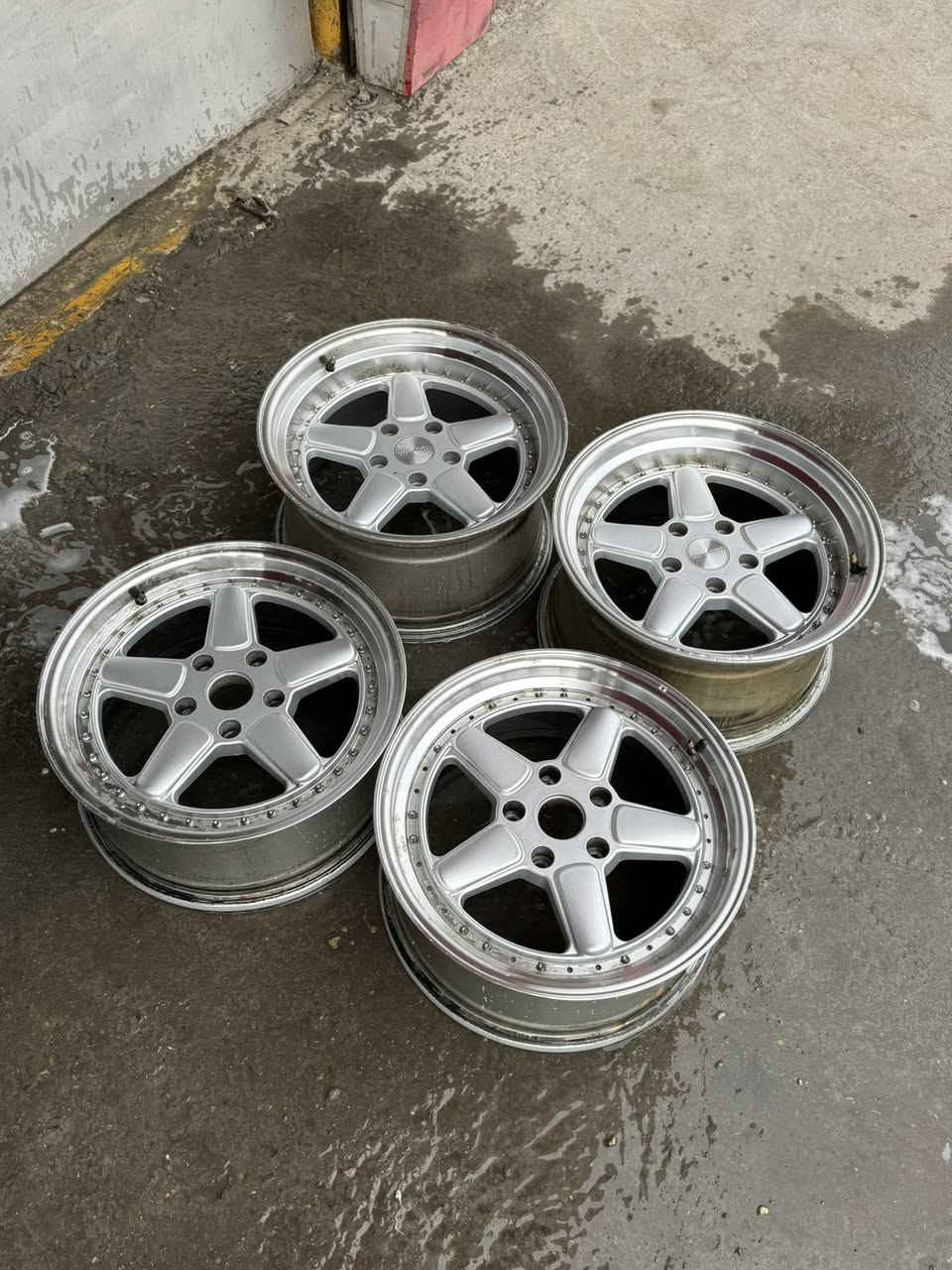 السلام عليكم
تخم ويل شنايزر دبدوب ابو النكيات حجم 17 توسايز خلفي شفه عريضه 

يرهم بي ام قديم - كابرس - امبالا 

بغداد يتوفر توصيل 
***********
***********
