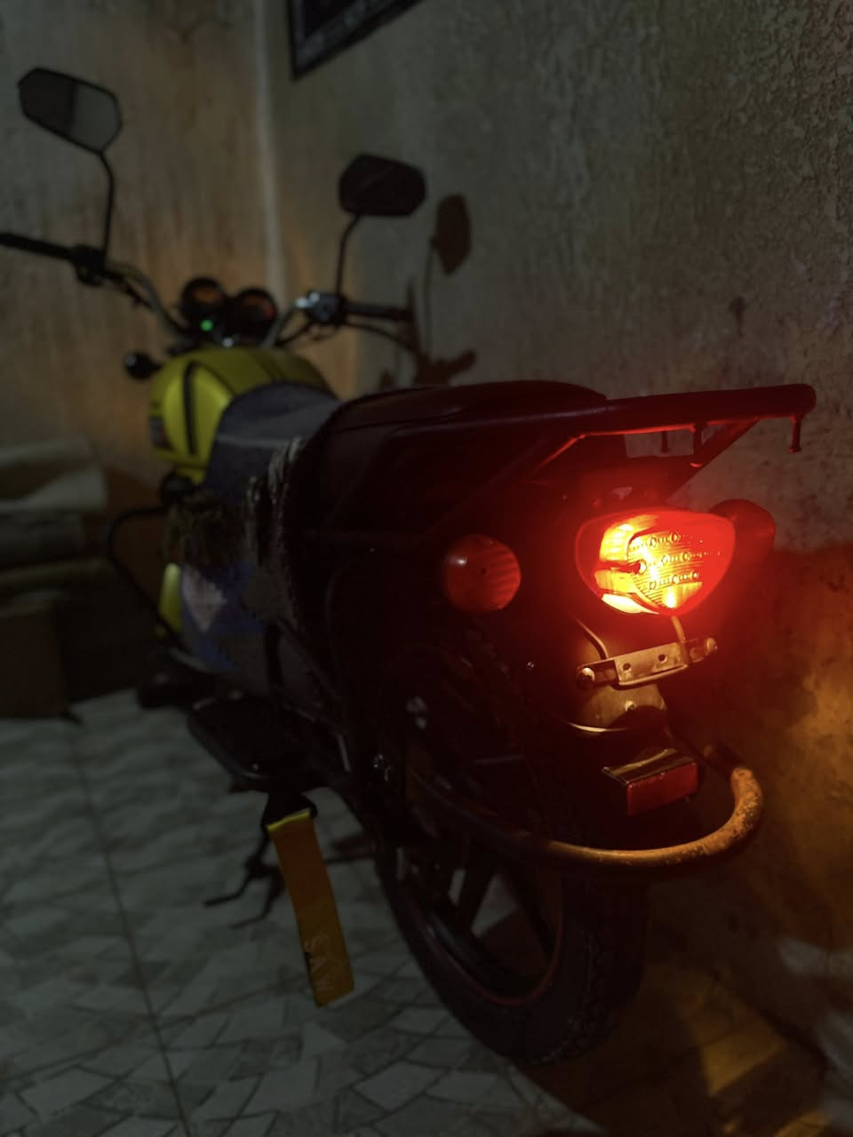 للبيع موديل 23 اوراق اصولي شرط الترقيم دراجة كامله كله علبلادي مكينه 150 مملعوب بيها الدراجة شلعه ومعدل  السعر مليون و700 وبيها مجال مكاني طويريج السياحي باقي التفاصيل ***********
