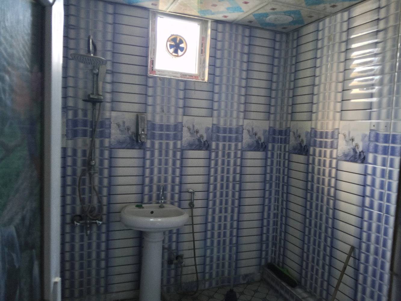 السلام عليكم دار للبيع طابو صرف مساحه 211 يحتوي على استقبال وصاله واربع غرف نوم وسويت 60 مترمعةالخدمات وكراج وثلاث حمامات بدايه شارع 70 الشارع الخدمي بين شارع 70 وشارع الجامع اول فرع على يمنا البيت سدد فرع  الاستفسار الاتصال ***********