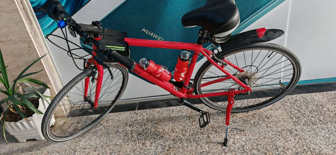 قطعه جديدة فريدة من نوعهه اقره للاخير رجائاً. 
السلام عليكم حبابينه، اخوكم من واسط،
هذه اسرع بايسكل c700 من بين كل البايسكلات الجربهه، قطعه تختلف عن البقيه بهاي الفئه و بكل ثقه اكدر اكول اسرع من بعض انواع بايسكلات الرود عن تجربة شخصيه. 
البايسكل مشتري جديد مو باله،

بايسكل (UNIVEGA MAXIMA FITNESS1.0)

من اسمه راح تعرفون انه بايسكل سرعه مخصص للرياضه maxima fitness
مواصفات البايسكل
بايسكل المنيوم بالكامل لكن وزنه قريب من وزن بعض انواع الرود، يكون اخف من اغلبيه بايسكلات ال c700
تايرات كيندا قياس 28
فريم M
سستم مايكروشفيت microshift بعدد سرعات 2x8
بريكات بروماكس promax

يجي ويا كميه ملحقات بحيث البايسكل الي يشتري ياخذه كامل مكمل كل نقص ما بي
الملحقات :
1 مطارتين لون احمر ويه لون البايسكل + ستاند مطاره لون احمر كذلك 
2 مقعد عادي
3 مقعد طبي جبير
4 جاملخات كبار
5 جاملخات زغار
6 ستاند احمر حديد ويه لون البايسكل
7 ستاند اسود
8 جنطه تتركب عل بايسكل
9 مثبت مال مبايل كلش قوي
10 قفل مال بايسكل
11 لايت خلفي
12 مثبت للهاتف بي لايت امامي
13 لايت امامي عباره عن بروجكتر مو لايت، حرفيا اكدر اكول بقوه اللايت مال دراجه
14 بم
15 النكي للتعديل 
16 جادر مال بايسكل من الشمس و المطر
17 واير شحن للايتات
18 ماسكات ستيرن رياضيه
حرفيا البايسكل تستلمه كلشي ما تعدل عليه غراضه كلهن جاهزه

اخر نقطه اكولهه، البايسكل ليش اشوفه مميز عن بقيه بايسكلات ال c700؟ السرعه مالته، حرفيا البايسكل مريح بالقياده و سريع ما شاء الله، بحيث اقوى سرعه وصلت الهه بهذه البايسكل هيه 48.7km/h عل كير الاخير و موجوده الصوره بالاخير تضهرلكم الارقام، الي كاعدين بالكوت راح يعرفون انو هذه الطريق مستقيم بدون نزول جسر، كل هذه و وزني 95kg، يعني اذا وزنك اقل ال 90 تمشي بي اسرع، 
ك بايسكل c700 يوصل هيج سرعه على هيج وزن؟ عن تجربه شخصيه اكول هنياله الي ياخذ هيج بايسكل،
لان بصراحه هيج سرعات صعبه حتى على دراجات الرود، 
اكو تفاصيل اكثر عن البايسكل للي يحب يراسلني،
مثل ما كلت البايسكل مشتري ((((جديد)))) و ليس باله، راح يصيرله شهرين تقريبا، لحد الان ما واجهت بي اي مشكله، لحد الان البايسكل ما طايح عل كاع اصلا، ولا صاير عندي بنجر و على نفس النفخه مال تايرات من اول ما جبته لهسه، و بالشوارع الوعره و الحصو و الرصيف يمشي طبيعي و عل تبليط سريع، و ويا كميه ملحقات تخلي البايسكل بدون اي نواقص او تعديلات، نضافه البايسكل اكدر اكول اكو بس شخط زغير يم الستاند ما اعرف منين اجه و هوه مو واضح اصلا، بس المهم البايسكل بالواقع احلى بهواي من الصور. 

السعر راح يكون 250 الف و بي مجال خفيف
للامانه البايسكل يستاهل اكثر، يفضل تشوف المنشور كامل و اي استفسار اني بخدمتكم، نصيحه من اخ و عن تجربه شخصيه، القطعه ما تتفوت و هنياله الي يحصله.

مكاني واسط الكوت
تتواصل وياي عل فيس
او عل واتساب ***********
او على رقمي الشخصي ***********
و بخدمتكم.
