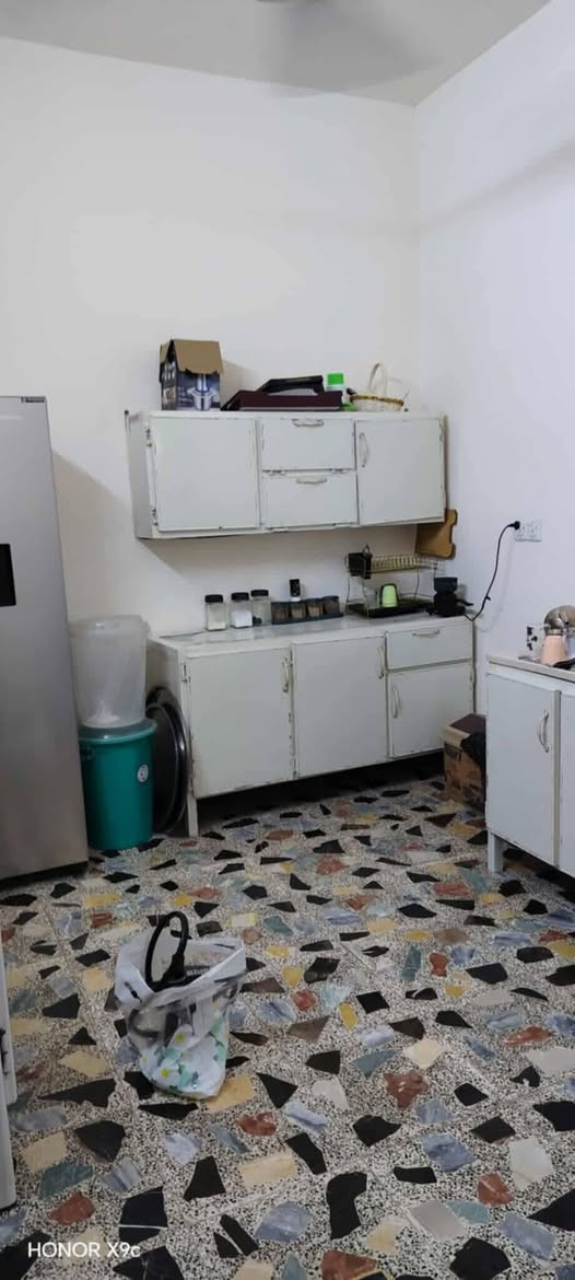 السلام عليكم يوجد بيت مساحتة 58 مترواجهة 2.90 نزال 20 البيت مقسوم يوجد في حايط مشترك البيت طاأبقين كهرباء ومجاري معزولات قرار 35 
مكاتبة تحويل العنوان زعفرانية نهاية شارع المعهد النزلة مقابیل اسواق تفاحة منطقة حنييت للاستفسار والتواصل عن طريق رقم 
الهاتف :***********
