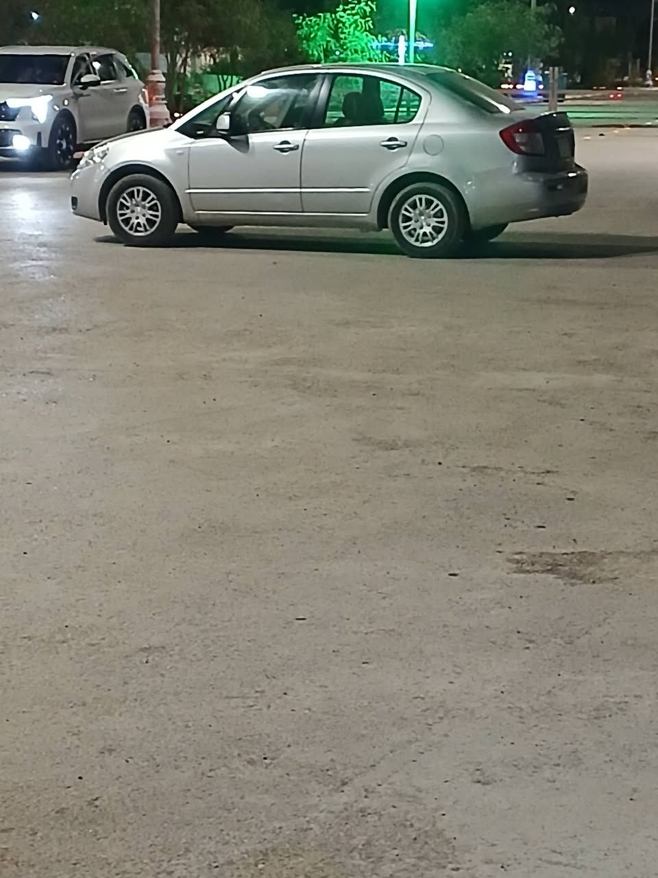 ساسوزكي sx4 2013 ياباني وارد خليجي 
مواصفات عادية 
بيه بابين صبغ بدون معجون بيه مباوك بجاملغ خلفي ابيع 3 قطع صبغ شرط بدون معجون وبدون ضربه شرط السونار بيه جراد سيارة  
مكينه كير حداديه تبريد تدفئة تخم تاير دوشمه نظيفه جاهزه من كلشي السيارة ماشية 175 سيارة  نظيفه جديده سيارة كارتون 
سعره ٨٠ وبيه مجال بسيط ***********
