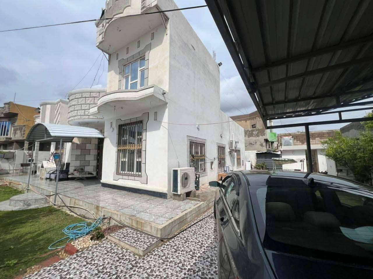 المساحه الكليه 500م بيت حديث من داخل الارضيه بورسلين سحب مغربي سقوف البيت كله بيت جاهز من كلشي  خدمات المنطقه ماء + كهرباء كامله
غرفتين جوه وغرفه فوك هول واستقبال صحيات خارجيه وداخليه مطبخ حار بارد الغرف والمطبخ مساحتهن جبيره والاستقبال كذالك 

السعر : 75 وبي مجال 
(مع البيت مطبخ افصال تركي حديث من ضمن السعر ) 
ستفسار على الرقم وحياكم الله *********** بيع مستعجل
