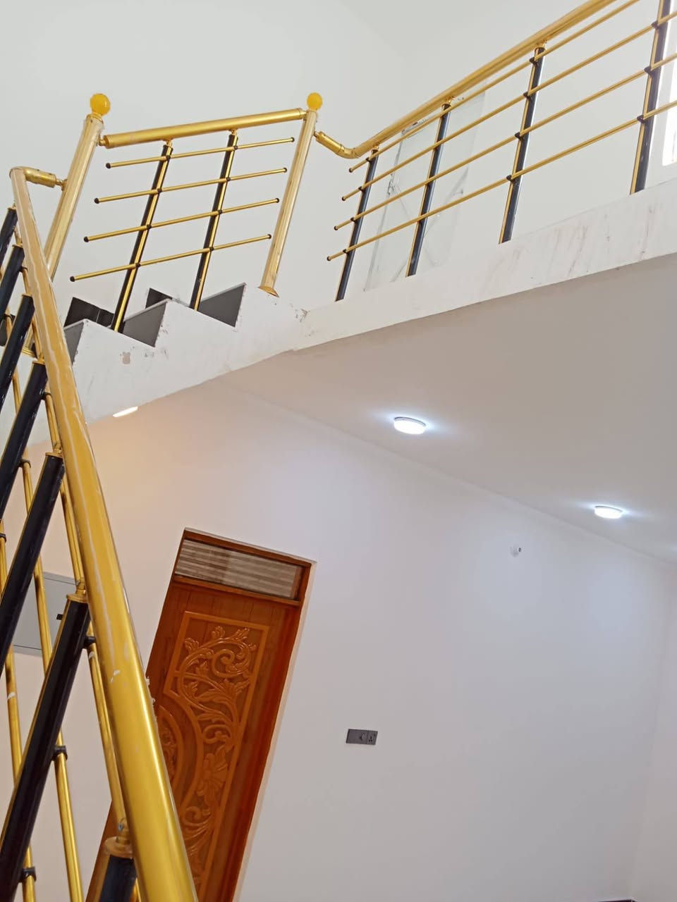 سلام عليكم ورحمه الله وبركاته
بيتين نفس التصميم للبيع العنوان ناصريه حي السبل الثانيه قريب على المدارس مساحه ٢٠٠م البناء بلوك كونكريت غرفتين نوم وصاله وديوانيه ومطبخ  او صحيات
للاستفسار:‏‪***********‬‏
*السعر يكون خاص
