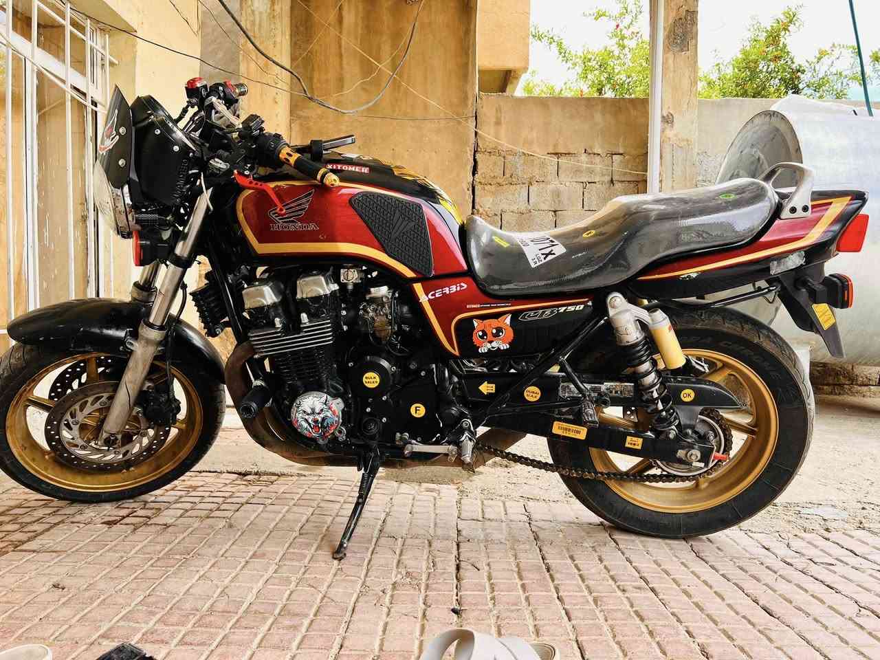 اعادة نشر بسبب الوعود الكاذبه عمي ما تشتري لتعبني ولا اتعبك بطح هونده cb750  للبيع فول مواصفات كلجات جدد صار يومين من شديتهم فول فول تاريك للبصره دهن جديد 
سويجات جدد تاير امامي جديد قبل سبوع شديتها كلشي ما ناقصه بس ستر الله السعر 1350 الف وبي مجال للطيبين 
***********

