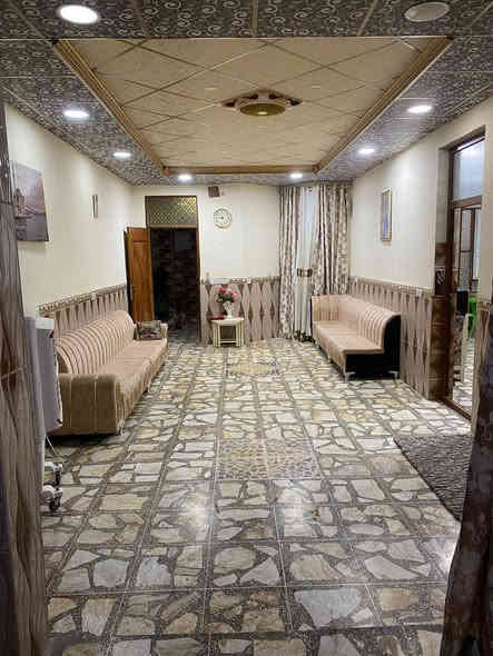 السلام عليكم
البيت للبيع طابقين
معمل ادويه خلاف صيدليه بغداد 
شارع (10 
مساحة البيت /300 م 
مساحة البناء /250 
يحتوي على /6 غرف 
يحتوي على صالتين 
معى ثلاث حمامات 
مطبخ حار بارد
صالة ضيوف 
البناء/2022
للاستفسار الاتصال على 
***********
***********
