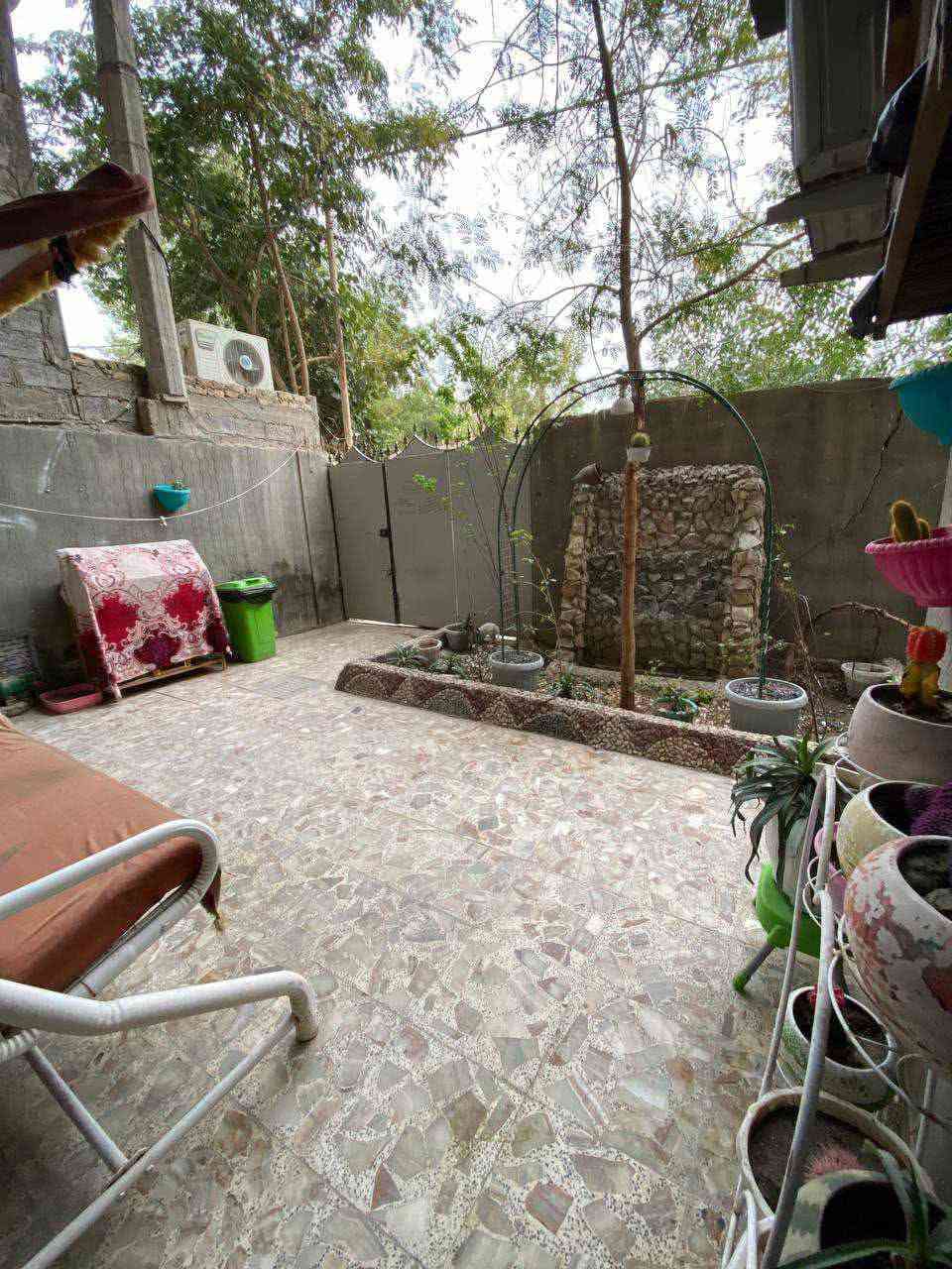 بيت  زراعي طابقين ، مساحه ٢٢٠ متر مربع، في شارع المطار- شارع الشفلات - قرب جامع الامام السجاد يبعد عن الشارع المقرنص ٢٠٠ متر فقط , عرض الشارع ٧ امتار
طابو زراعي سند ٢٥ ، 
----------------------------------------------------
يتكون البيت من :-
الطابق الاول ؛- 
١- غرفتين نوم ٢
٢- صالة ١
٣- استقبال+ مطبخ + مكشوفه
٤- حمامات خارجيه وداخليه
----------------------------------------------------
٢- الطابق الثاني :- 
١- غرفتين نوم ٢
٢- ممر 
٣ـ حمام
----------------------------------------------------
• بناء البيت طابوق جمهوري
•  السقف صب كونكريت مسلح
----------------------------------------------------
للاستفسار :- ***********
السعر :- ١٣٠ قفل
