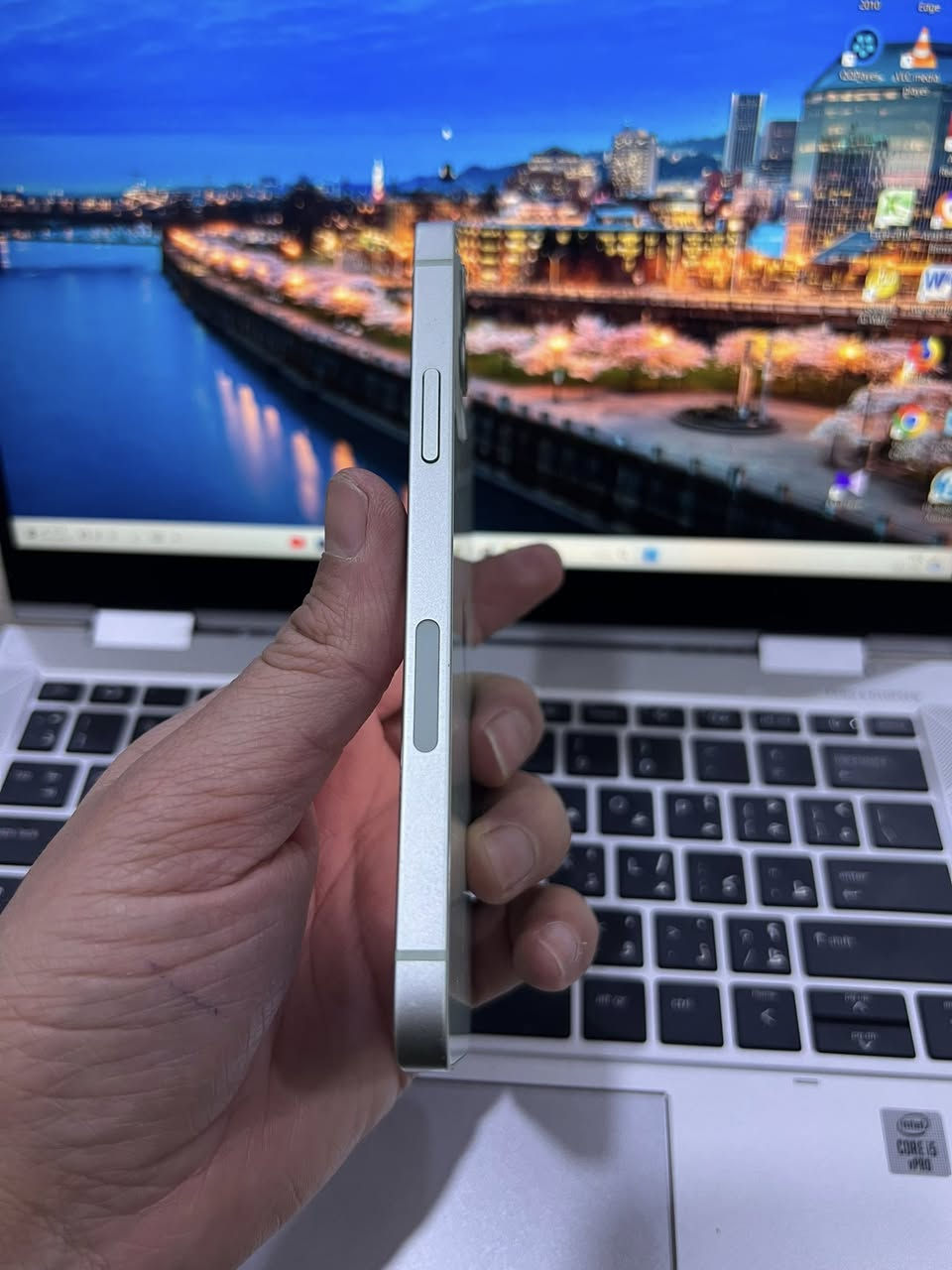 12 عادي
ذاكره 64 
نموذج M تك سيم 
بطاريه 93 
شرط ما مفتوح 
نظيف 
سعر الجهاز 275 
شراي خاص او اتصل 
*********** 
***********
