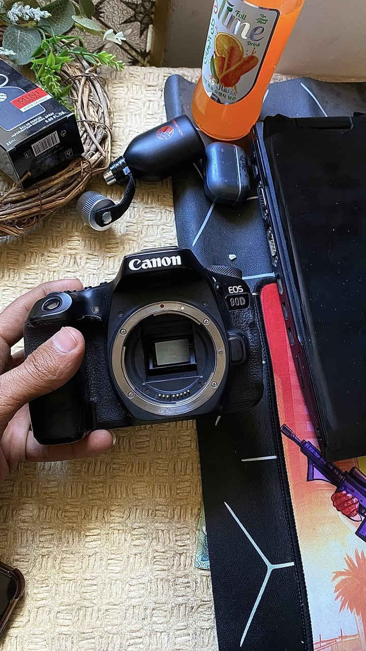 كانون 90D  بيع او مراوس بسوني او نيكون
تُعتبر كاميرا Canon EOS 90D "الوحش" الأخير في فئة الكاميرات ذات المرآة (DSLR) بمستشعر APS-C من كانون. هي كاميرا مثالية لمن يبحث عن أداء قوي يجمع بين التصوير الفوتوغرافي وتصوير الفيديو باحترافية.

إليك مراجعة سريعة لأهم مميزاتها وعيوبها لتعرف ما إذا كانت لا تزال تستحق الاقتناء في 2026:

المواصفات التقنية الرئيسية

• المستشعر: بدقة 32.5 ميجابكسل (دقة عالية جداً تسمح لك بقص الصور دون فقدان الجودة).

• المعالج: DIGIC 8.

• سرعة الالتقاط: تصل إلى 10 إطارات في الثانية (ممتازة لتصوير الرياضة والحياة البرية).

• الفيديو: تصوير 4K بدون "قص" (Uncropped) وبسرعة 30 إطاراً، مع إمكانية تصوير Slow Motion بدقة Full HD بسرعة 120 إطاراً.

• نظام التركيز: نظام Dual Pixel CMOS AF الأسطوري من كانون (سريع جداً وسلس في الفيديو


**إذا كنت صاحب هذا الإعلان وتريد حذفه لأي سبب، رجاءا أرسل رسالة إلى الدعم الفني**