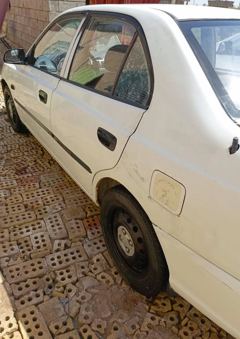 فيرنا 2001 بغداد انكليزي بسمي. لاصبغ  ماعده الهلالات بيها تجي شوفها .محرك جديد .كير عادي .قبل اسبوع مبدل كلج جديد… صدر امامي خلفي جديد .كهربائيات كل شغالة السياره جاهزه .التبريد منقص غاز تجي وشوف بعينك عاظها 40 وبيها مجال هذا رقم راعيها  مكفول بالنشر  *********** مكاني بغداد جسر ديالى القديم
