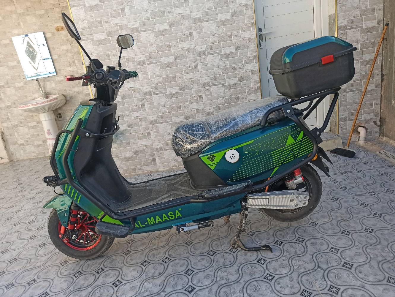 دراجة نارية كهربائية بحالة ممتازة، اللون الأخضر والأسود مع لمسات حمراء مميزة. مثالية للتنقل داخل المدينة وسهلة القيادة. تحتوي على سلة خلفية لتسهيل حمل الأغراض. الاستخدام بسيط ومريح، مناسبة لكل الفئات العمرية.