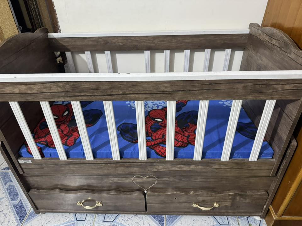 سرير أطفال وهزاز مع الاسفنجة فقط الجرارة اللي عليسرة تحتاج براغي السعر 25 قفل رقم الواتساب *********** بغداد جميلة
