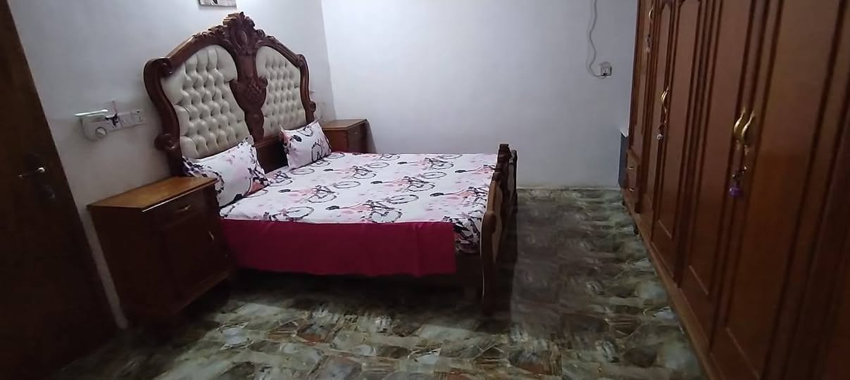 غرفه مستعمله اخشاب عراقي نضيفه  الي يريدها ب١،٢٥٠ مليون وربع واي استفسار توصلو ع رقم ***********
