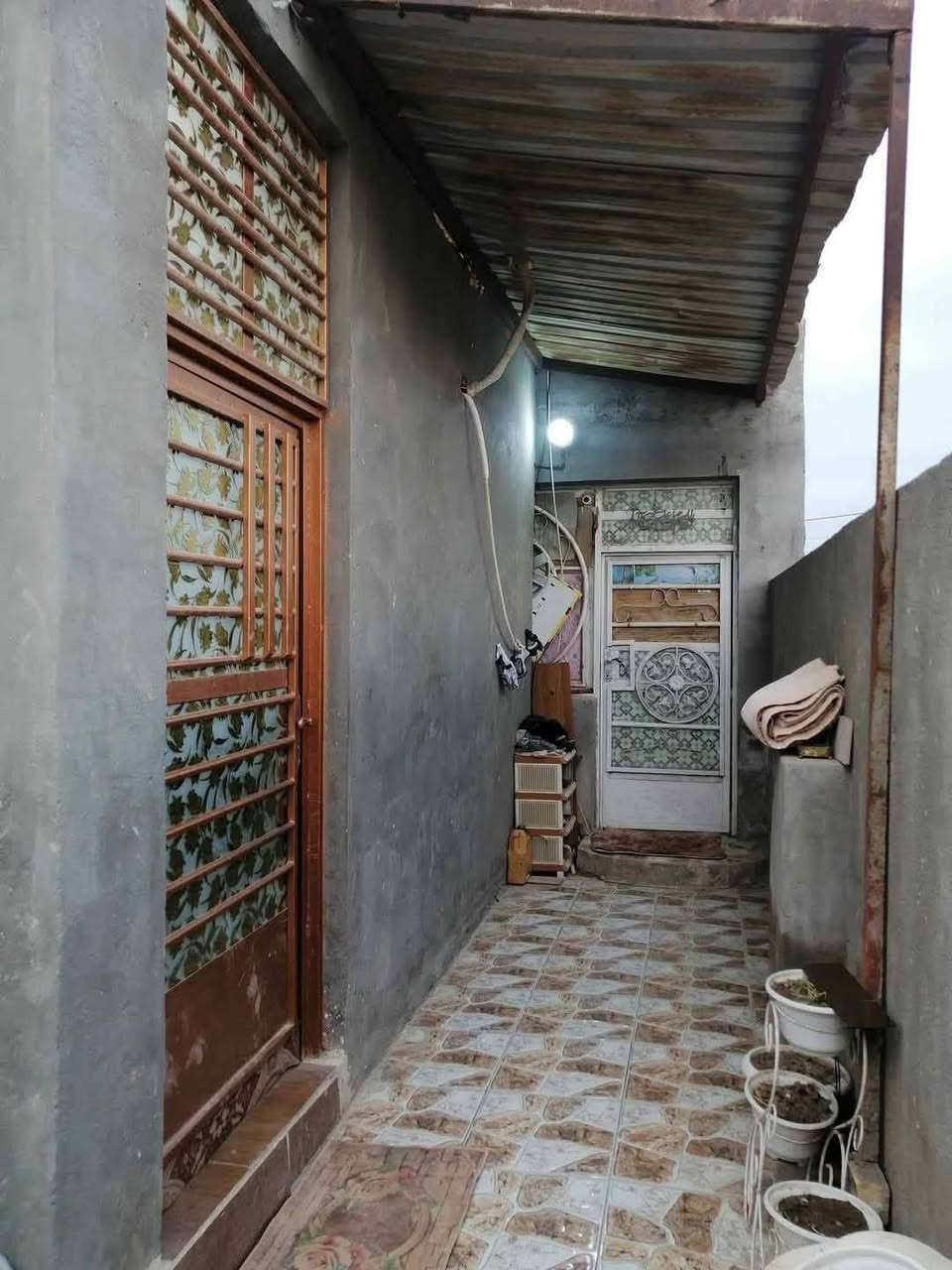 بيت للبيع تقيه ثالثه قرب مدرسه البشير قرب مجمع الروان ١٠٠ متر يحتوي على غرفه النوم صاله مطبخ واستقبال وصحيات داخليه وخارجيه البناء بلوك الاساس صب مسلح سعر ٤٠ وبي مجال منطقه مخدومه ماء مجاري كهرباء وناس زينين زراعي سند ٢٥ *********** اتصال ع رقم
