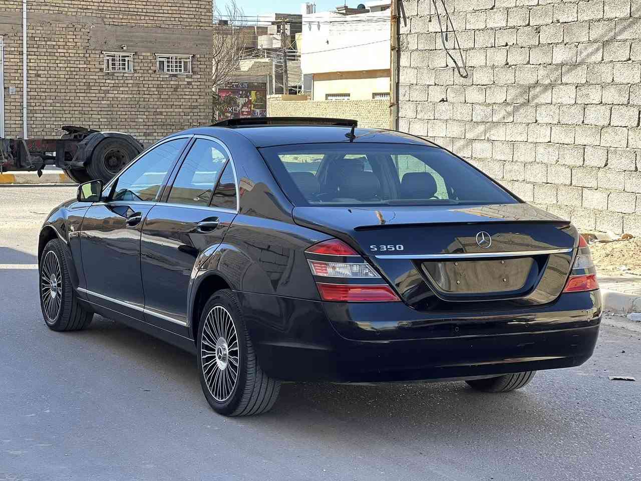 مارسدس اس كلاس S 350 خليجي
رقم بغداد مشروع وطني باسمي 
السيارة بيها صبغ حزام للجمالية فقط مكفولة من الظربة والحادث 
محرك وكير وتبريد كله مكفول 
السعر 160 $ ورقة وبيها مجال 
للاستفسار / *********** المكان كربلاء شارع المخازن
المواصفات :......................
حجم المحرك 6 سلندر 3500 
فتحة سقف 
شاشة 
حساسات امامية وخلفية
بصمة ابواب وجنطة
مثبت السرعة
مرايا جانبية كهربائية
نوافذ كهربائية اوتو 
مقاعد كهربائية وجلد وذاكرة 
6 وسادة هوائي
سايد بريك بصمة 
بردة خلفية
التبريد منفصل مناخين لمس
2 قطع تبريد 
مانع الانزلاق و ABS
وبعد بيها مواصفات هواي
