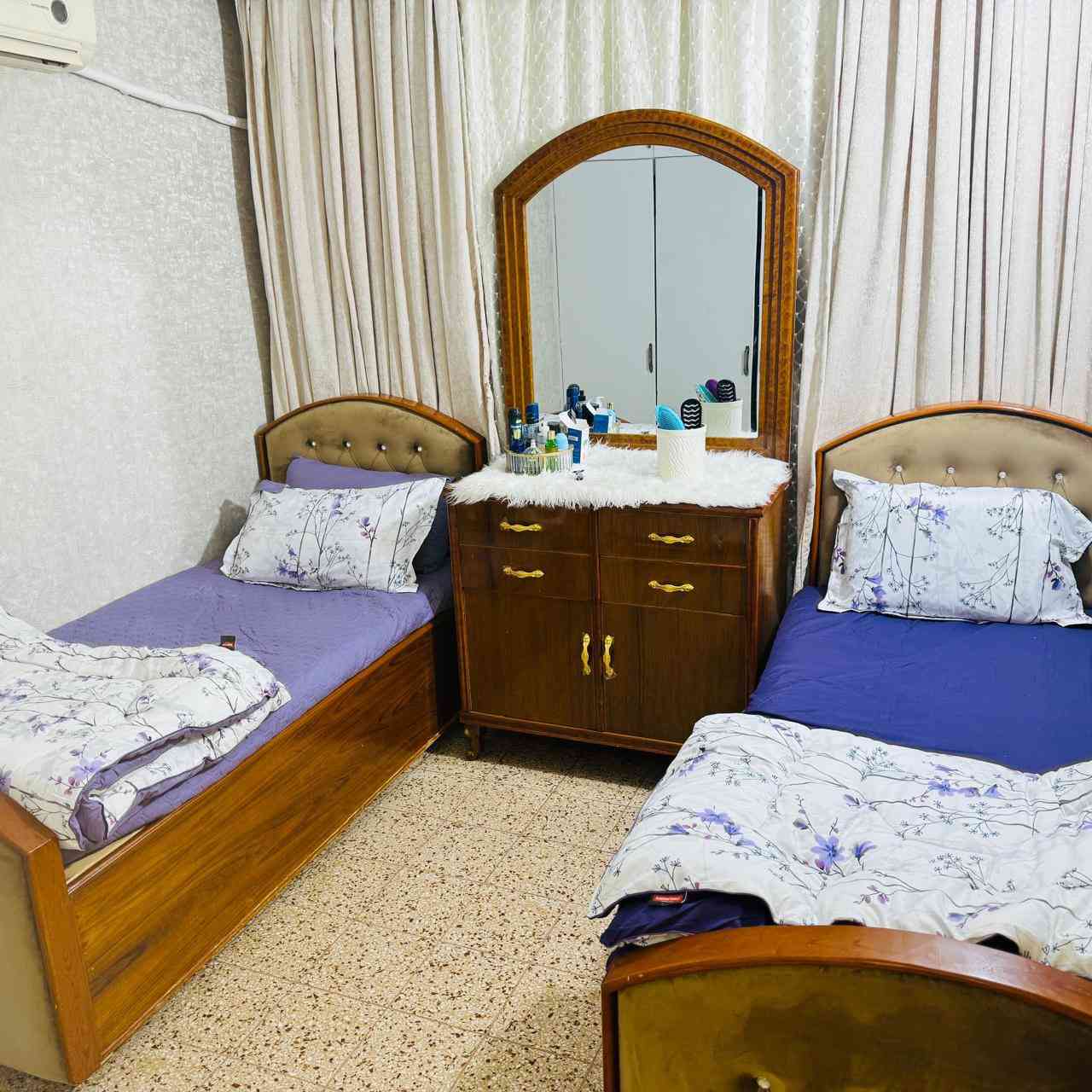 شقة ام غرفتين طابق ارضي في حي الشهيد حديقه وكراج خلفيه وممر امامي وصحيات خارجيه ومحور المطبخ والبلكونه شقه جديده جداً صبغ جديد درجة اولى وديكورات حديثه 
للاستفسار 
***********
***********
