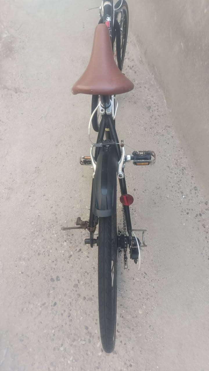 دراجة هوائية من نوع "WEEKEND BIKES"، ومقاسها 510، C700 وتتميز بهيكل من معدن الامنيوم أسود اللون سستم شيمانو اصلي
السعر المطلوب 150 الف 
رقم 📱 ***********
