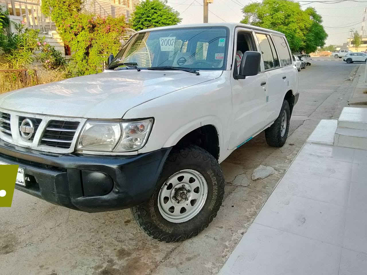 بەناوی خودای گەورەو میهرەبان 
ئەم کەڵەم بۆ هێناون شتێکی تا بڵێی جوانو هەرزان 
مۆدێل 2002محەسەن
ئارمە سەیارەکە 
گێرو مەکینەی بەشەرت 
ئەکسل پێشو دوای بەشەرت 
دەبڵ گێر قورسو سوکی ئیش دەکات
چوار تایەی جەبەڵی لەژێرە  قابیلی دەشتو شاخە 
مەکینەی و گێری بەشەرت 10 فیتەر 
چوار مکەبەرە و جام کارەبا 
کارەبای بەشەرت 
کامل کاتم کراوە کاتمی 3سانتیم ئەستور 
سەیارکە  پەڵە پەڵە بۆیاغی هەیە من بەحیزام دەیفرۆشم 
سەقفو شانی قەترە بۆیاغی نیە 
ماشااللە لە توندو تۆڵی ماڵەکە 
ماڵی فەقیر 
کابرێتەی تازە پاک کراوەتۆ جەدی بچوک کراوەتەوە بەنزین هەرناخوات لەقوەتی خۆی بێزارە 
کوشنەکانی نەتەقیون 
لەگەڵ موشتەریش ئەسازێین فرۆشیارین 
ناونیشانمان چەمچەماڵ 
تەنهاو تەنها فرۆشت 
*********** 
***********
