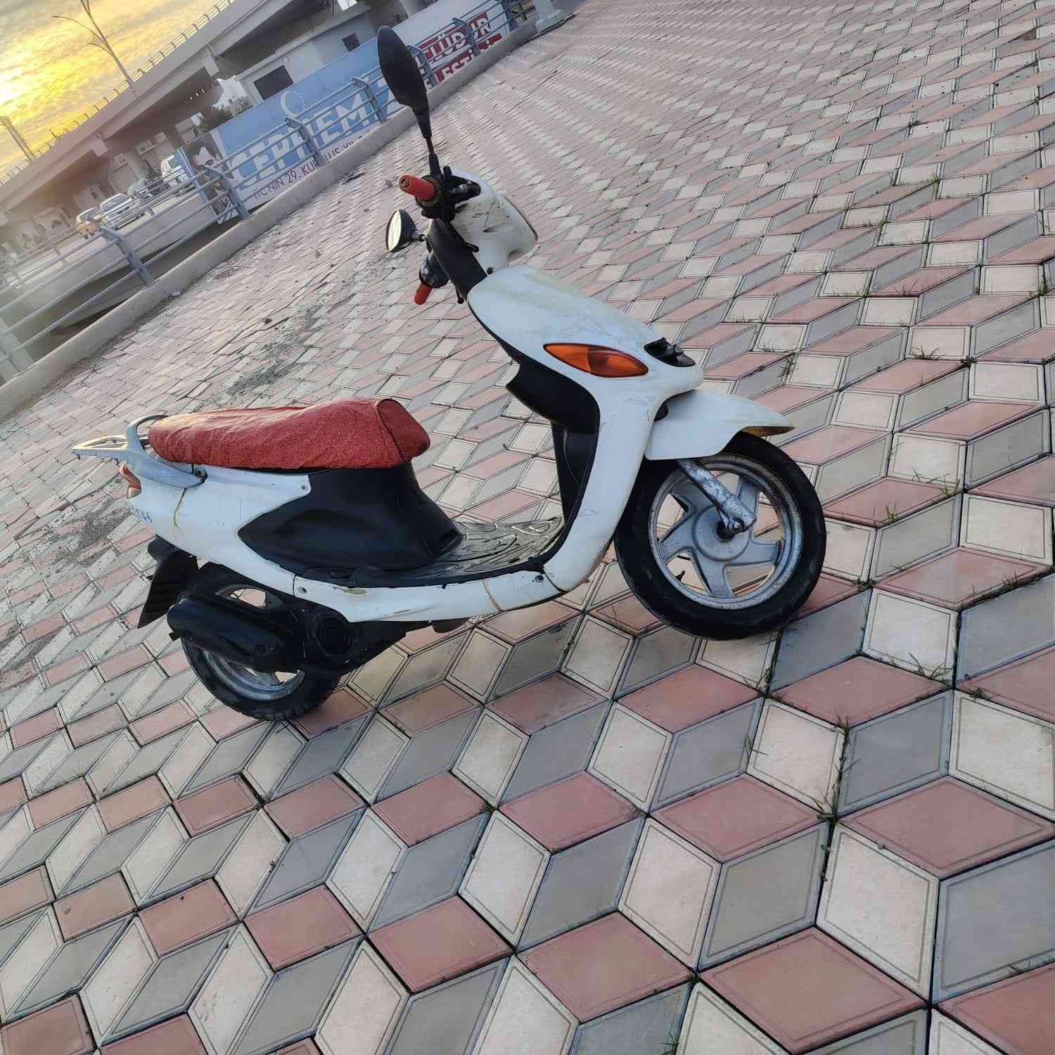 سلام عليكم ورحمه الله وبركاته دراجه اكزز للبيع مطور اي عيب مابي كامل شغال كفراته موجوده كامله كهربائيات كامله شغاله سلف لايتات كامل شغال اي عيب مابي نكره سلف نص هندر تشتغل مابيه اي عيب المحرك 120 سيسي محرك ياماها مابي اي عيب بل شرط مكينه ممفتوح اصبانه مشايف بريك وره او بريك كدام كامل شغاله دراجه خير من الله
#للبيع او #للمراوس
#السعر 250 وبي مجال قليل حك الجيه 
***********
