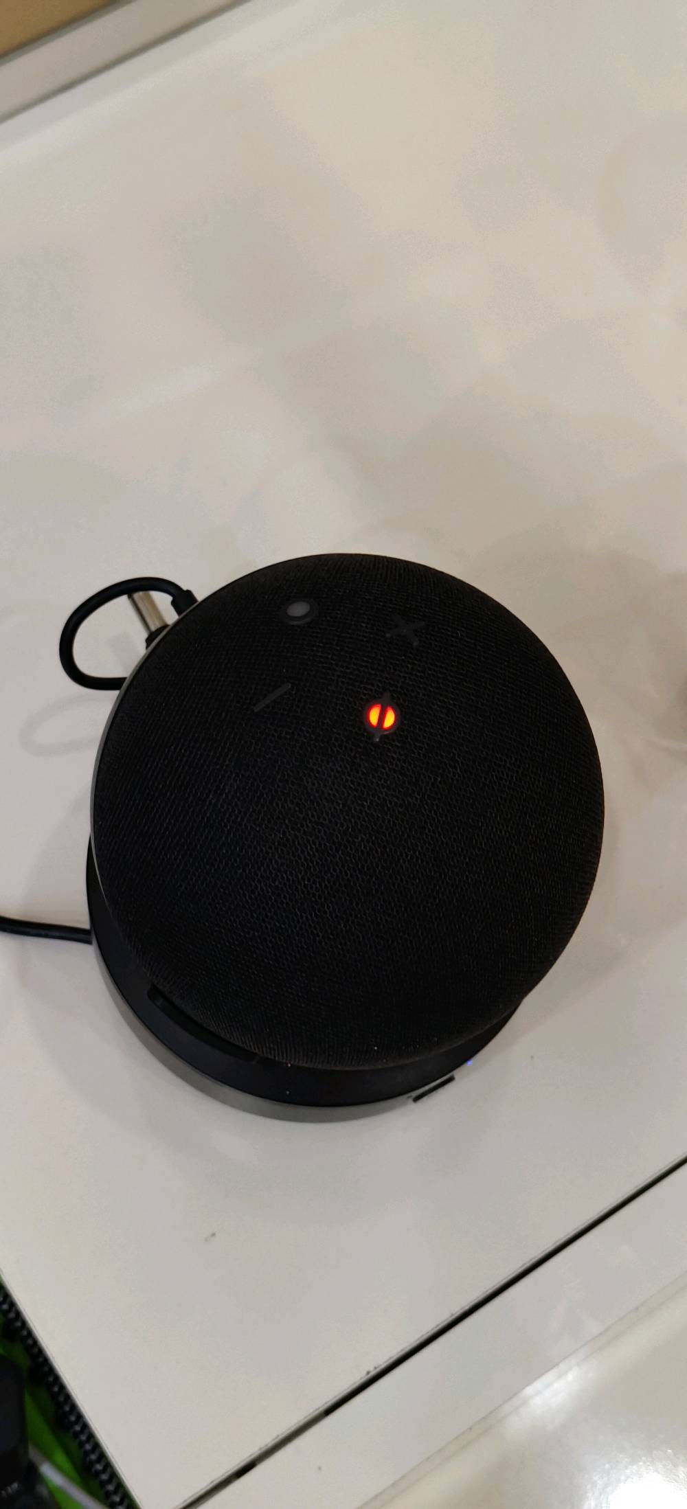 للبيع جهاز مساعد ذكي، تصميم أنيق، لون أسود مع إضاءة LED جذابة. مثالي لتسهيل الحياة اليومية والتحكم بالأجهزة الذكية في المنزل. بحالة جيدة وجاهز للاستخدام الفوري.