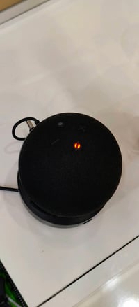 للبيع جهاز مساعد ذكي، تصميم أنيق، لون أسود مع إضاءة LED جذابة. مثالي ل...