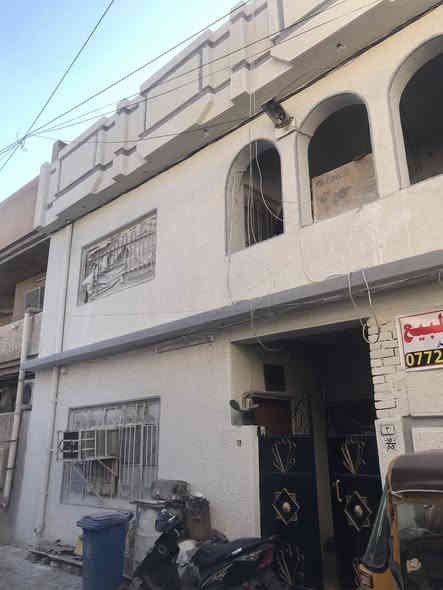 دار للبيع طابقين ٦غرف نوم/مدينة الصدر/قطاع ٥٥قرب سوق الوحيلات مساحة ١٠٨ جبهة ٩ نزال ١٢  الطابق الأول طرمه استقبال صاله مطبخ غرفة نوم صحيات عدد٣ ومنور الطابق الثاني ٤ غرف نوم وبلكونة الطابق الثالث بيتونة وغرفة نوم البيت نضيف جداً وسيراميك تجيب غراضك وتكعد وصب مسلح والسطحين شتايگر للاستفسار أكثر 
*********** واتساب موجود
