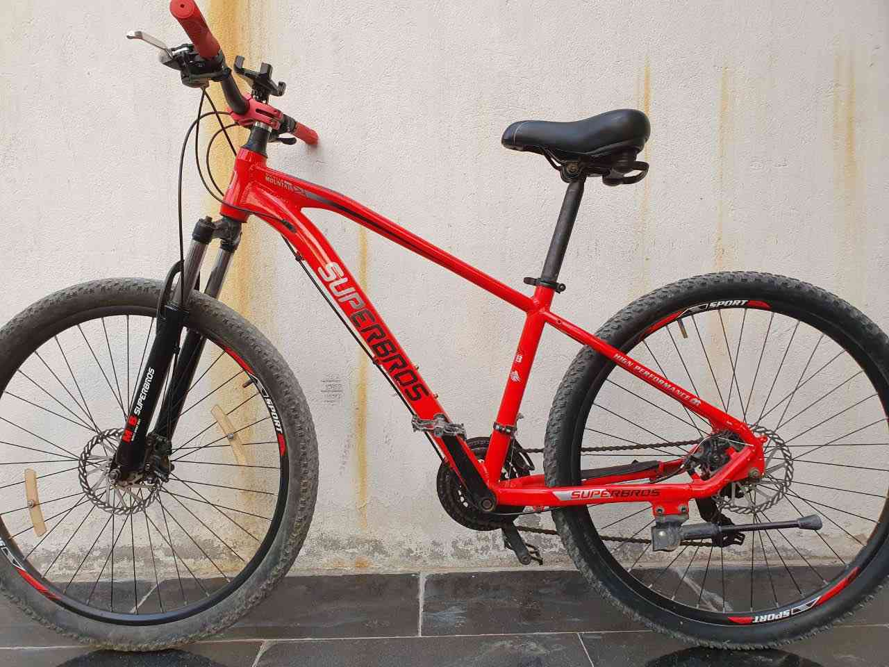 ماركة SUPER BROS
حجم 27.5 
بريكات دسك واير دفن داخل اللشة ماركة Ok
شفترات ماركة SUNRUN 
دشالي امامي 8x3 خلفي سستم شيمانو اصلي 
اللشة حديد 
ركبة ماركة wake الالمنيوم 
ويالة حجم 27.5 فافون 
دبل امامي قفل فتح شغال 
للتواصل خاص او واتساب 
***********
