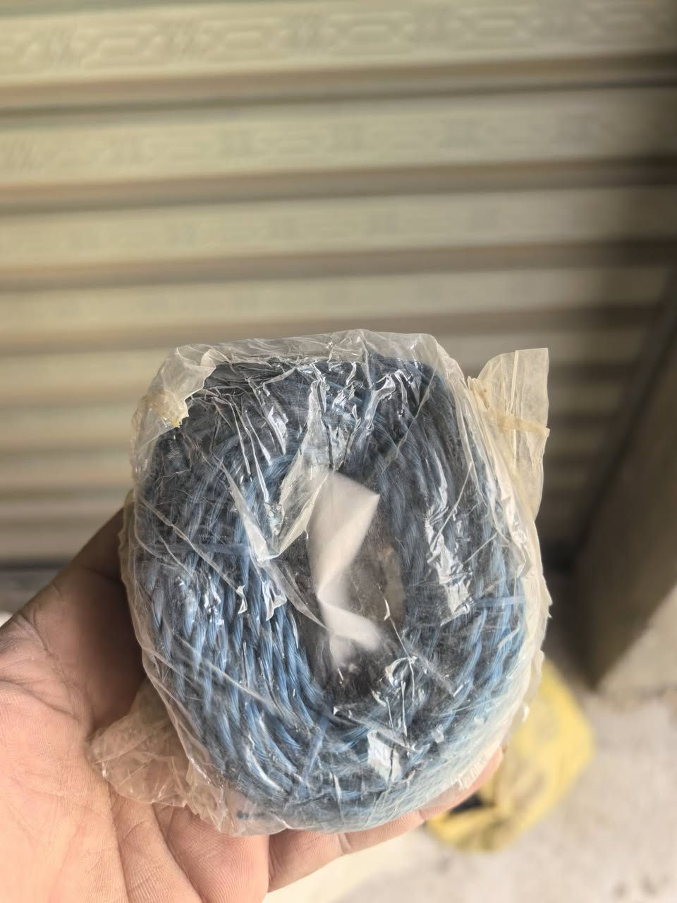 السلام عليكم اخوان عندي هذا الحبل يجي قياسات 5 ملم و 4 ملم و6 ملم الطول يجي 8 متر عندي كميه منه خير من الله الي يشتغل بي ومهتم هذا رقمي  *********** او يراسلني خاص سعره حلو وكميه خير من الله
