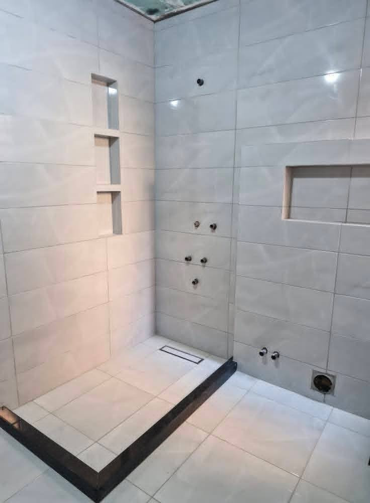 السلام عليكم مستعدين لعمل السيراميك والكاشي بكافة أنواعه والبورسلين والمرمر والكرانيت وحجر القرض وتطبيك بايات الدرج شغل درجة اولئ شرط إشراف هندسي كله عاليزر وهزاز وفتحات الماي بالسكويره واحدث اليات العمل متوفرة وإنجاز سريع بالعمل والتزام بالموعد وبأنسب الأسعار متفرغ للعمل حالين مزيد من الصور ومقاطع الفيديو لأعمالنا للتواصل خاص او الأتصال على الأرقام التالية
*********** واتساب
***********
