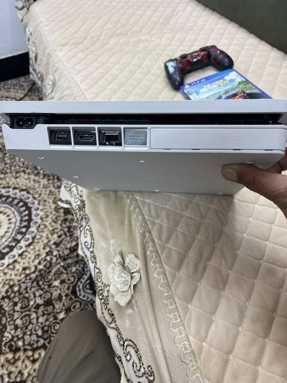 السلام عليكم ورحمه الله بلي فور جهاز نضيف معنا الكلمه معا ليدات 2 ومعا قرص تجي تفحط الجهاز وتروح سعره 350 قفل  رقم الهاتف ***********
