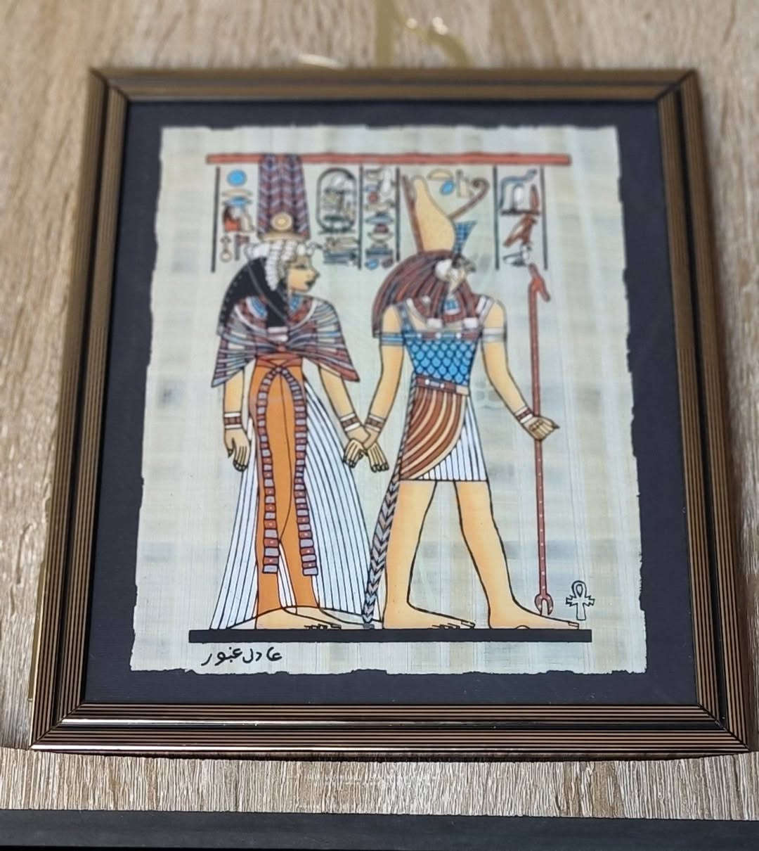 🏛️ قطعة من سحر الفراعنة في منزلك.. لوحة بردي أصلية "تضيء في الظلام ب "شجرة الحياة""! 🏛️
​للبيع لوحة فنية نادرة وموثقة، تجسد عظمة الحضارة المصرية القديمة، مرسومة يدوياً على ورق بردي طبيعي 100%.
​✨ المميزات التي تجعلها فريدة:
​تألق ليلي ساحر: اللوحة مرسومة بألوان فسفورية خاصة، تظهر معالمها وتضيء باللون الأخضر الجذاب عند إطفاء الأنوار (كما هو موضح بالصور).حيث الرموز المخفية باللون الأخضر الفسفوري عند إطفاء الأنوار يعطي اللوحة بعداً سحرياً. 
​توقيع الفنان: اللوحة تحمل توقيع الفنان المصري الشهير عادل غبور، مما يضمن قيمتها الفنية كقطعة "أنتيك".
​شهادة ضمان دولية: مرفق مع اللوحة من الخلف شهادة ضمان بـ 5 لغات تؤكد أن الخامة هي نبات البردي الأصلي (Mina Papyrus).
​جاهزة للعرض: مؤطرة ببرواز كلاسيكي أنيق يناسب الصالات والمكاتب الفخمة.
لعشاق التميز والأنتيكات، متوفرة لوحة مصرية نادرة وموثقة، تجمع بين عبق التاريخ وسحر الفن الحديث.
✅ المواصفات:
الخامة: ورق بردي طبيعي 100% (وليس ورق عادي أو تقليد).
الابعاد : 26 × 22 سم 
💰 السعر:  25 ألف دينار عراقي


**إذا كنت صاحب هذا الإعلان وتريد حذفه لأي سبب، رجاءا أرسل رسالة إلى الدعم الفني**