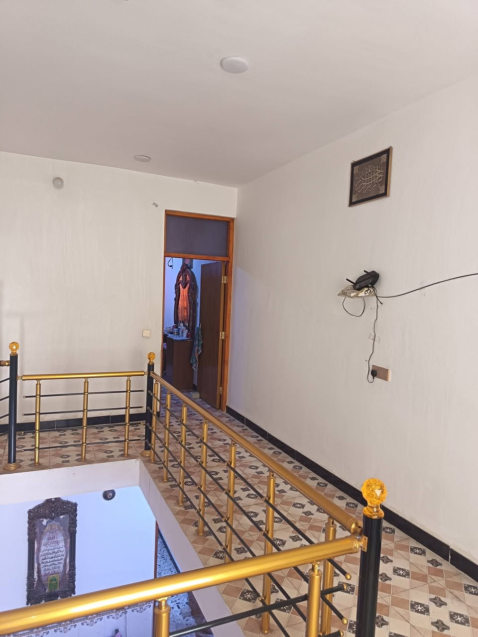 السلام عليكم اليوم عدنا عرض جديد دار حديثه البناء للبيع السعر ٧٥مليون قابل للتفاوض بعد المعاينه مساحة الدار ١٤٠م الواجهه ٦٥٠٠م والنزال ٢١وربع يحتوي على ثلاث غرف نوم واحده بالطابق الاول و٢بالطابق الثاني واحده منهن نظام سويت وسطحين ودرج للطابق الثالث خارجي ويحتوي على استقبال وصاله وحمام تواليت داخلي مع مطبخ حار ومطبخ بارد وكراج وحمام تواليت خارجي الدار كامله مع ماء اساله يومي وكهرباء وطنيه وسحب ونت سند ٢٥اقرار محكمه مع مكاتبه من البائع الحائز والاقرار من صاحب السند الاصلي العنوان بغداد جسر ديالى الجديد الكرغوليه خلف جامع الإمام علي عليه السلام شارع مدرسة المسار اول فرع على اليمين 👉تفاصيل اكثر الاتصال على الرقم ***********بيه واتس
