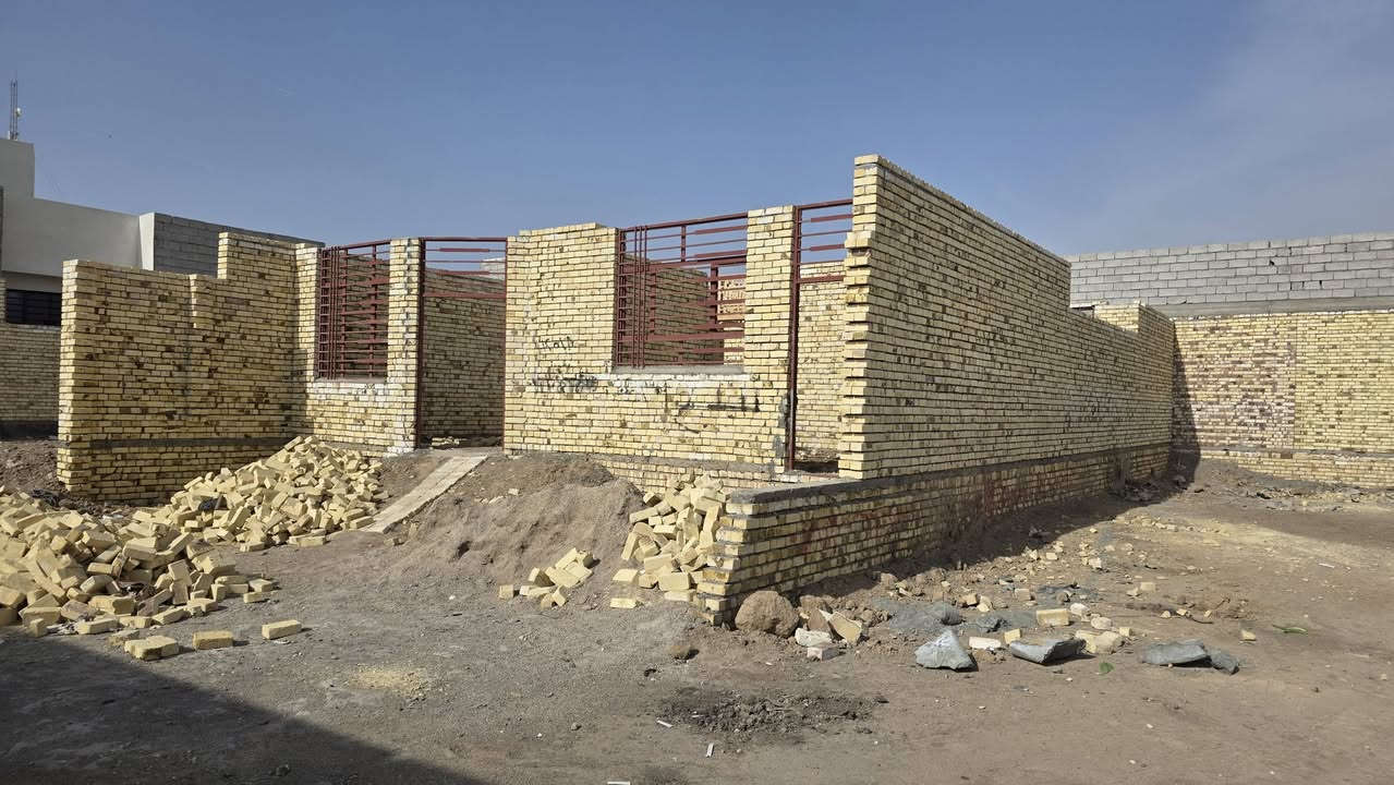 هيكل للبيع 200متر يحتوي ع غرفتين وصاله ومطبخ وستقبال زراعي مرقم كوت حي الحكيم شارع حي الوائلي السعر ٣٧ مليون وبي مجال الستفسار دلالية احمد دلالية السعيدي  عنوان المكتب قرب حسينية بيت اخليفه التصال *********** او ***********
